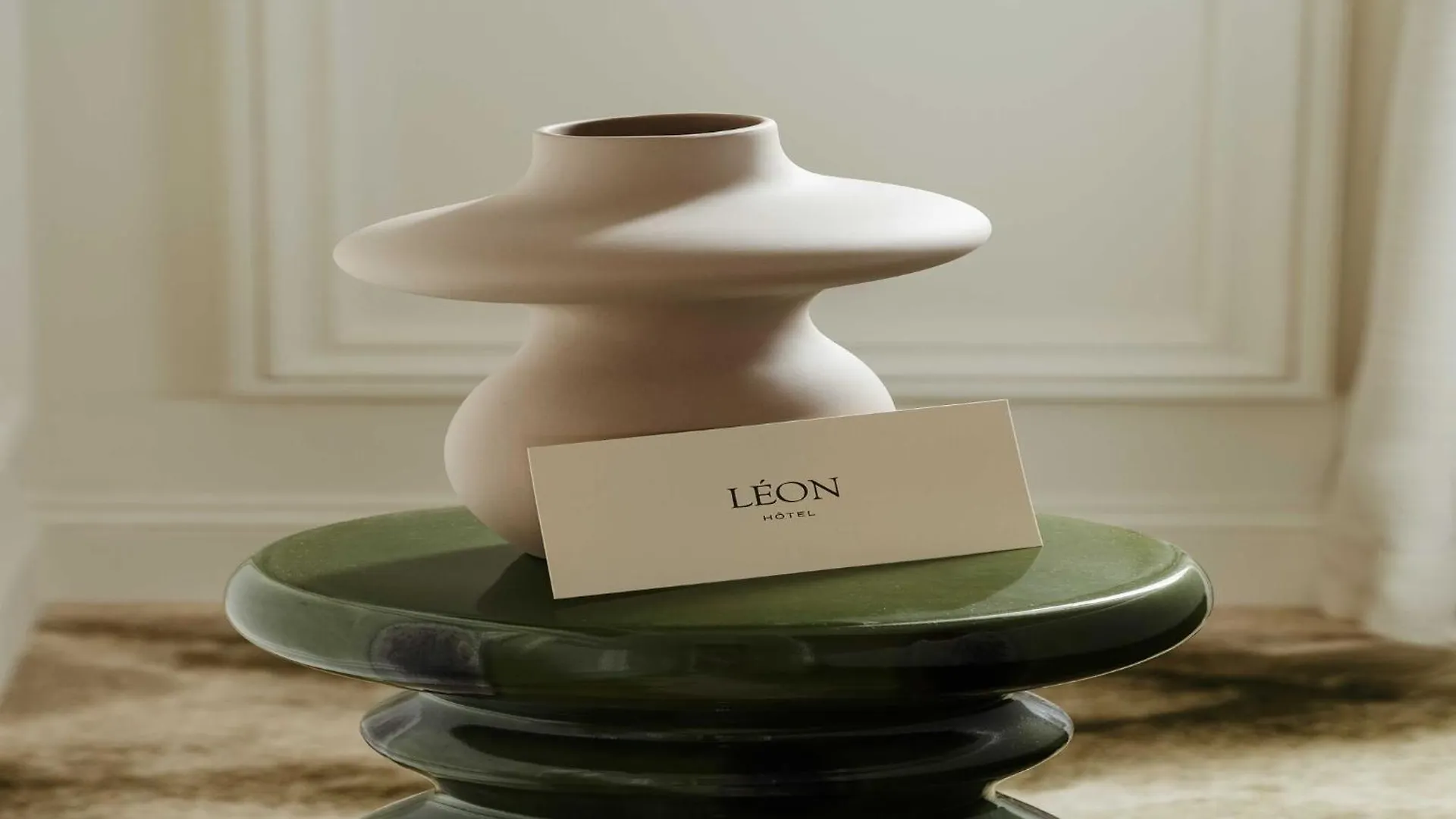 Leon Hotel-Pigalle Suite-01-Prm Paris 0*,  France